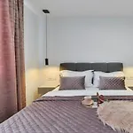 Vila In With Swimming Pool Vinjerac