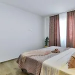 Vila In With Swimming Pool