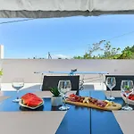 Vila In With Swimming Pool Vinjerac