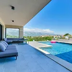 In With Swimming Pool Vila *