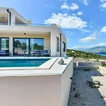 In With Swimming Pool Vila Vinjerac