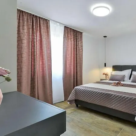 In With Swimming Pool Вилла Виньерац