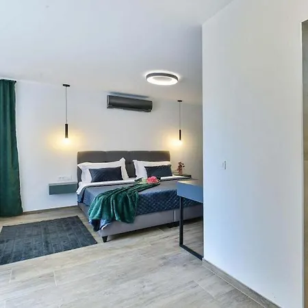 In With Swimming Pool * Виньерац