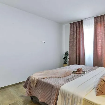 Vila In With Swimming Pool