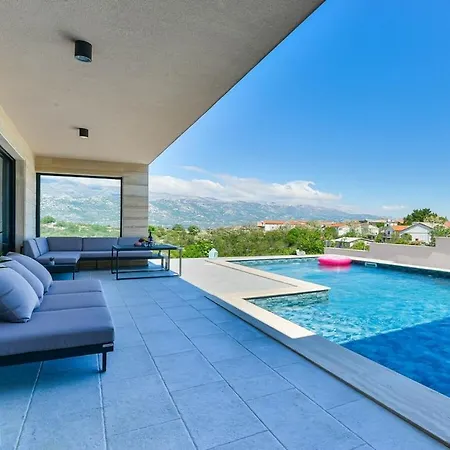 In With Swimming Pool Vila *