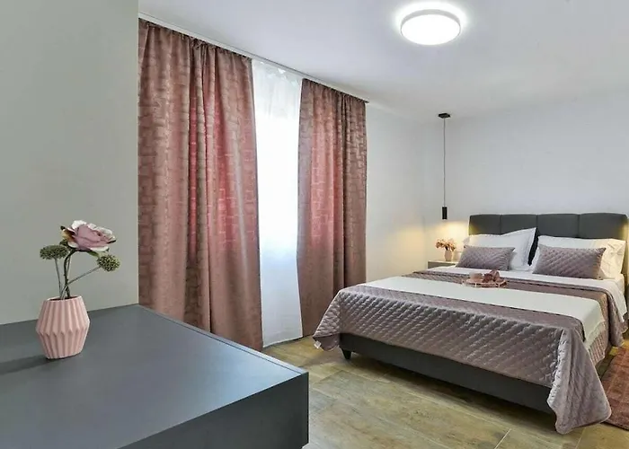 In With Swimming Pool Вилла Виньерац