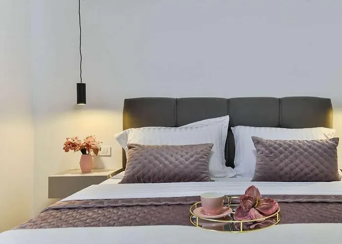 In With Swimming Pool Вилла *