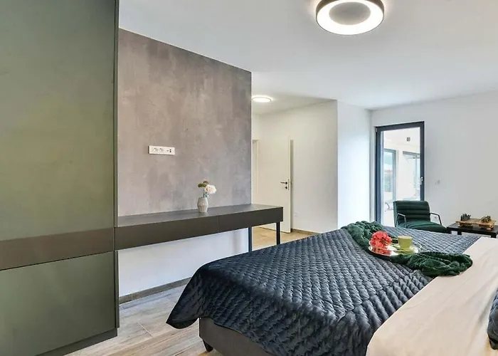 In With Swimming Pool Вилла *