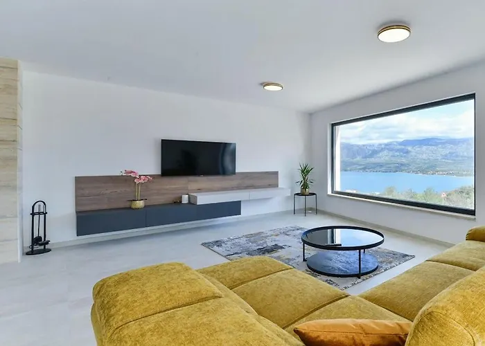 In With Swimming Pool Вилла