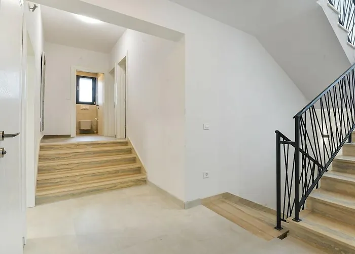 In With Swimming Pool Вилла