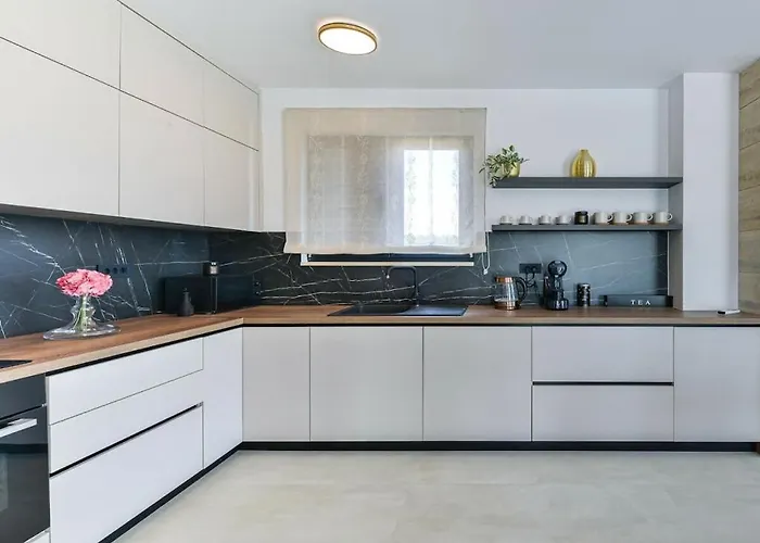 In With Swimming Pool Вилла