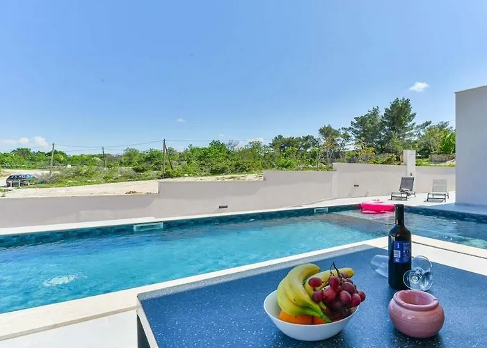 Вилла In With Swimming Pool Виньерац