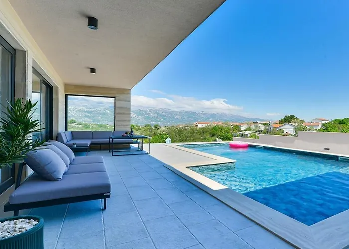 In With Swimming Pool Вилла *