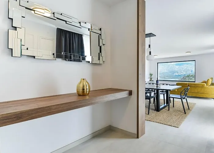 Вилла In With Swimming Pool *