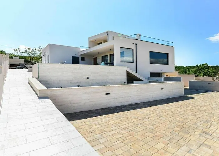 Вилла In With Swimming Pool Виньерац